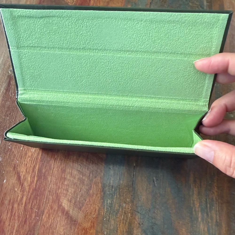 NWOT Longchamp green leather foldable sunglass case - Picture 5 of 5